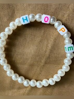 Pearl-Style Beaded Bracelet with Colorful Letter Accents - White